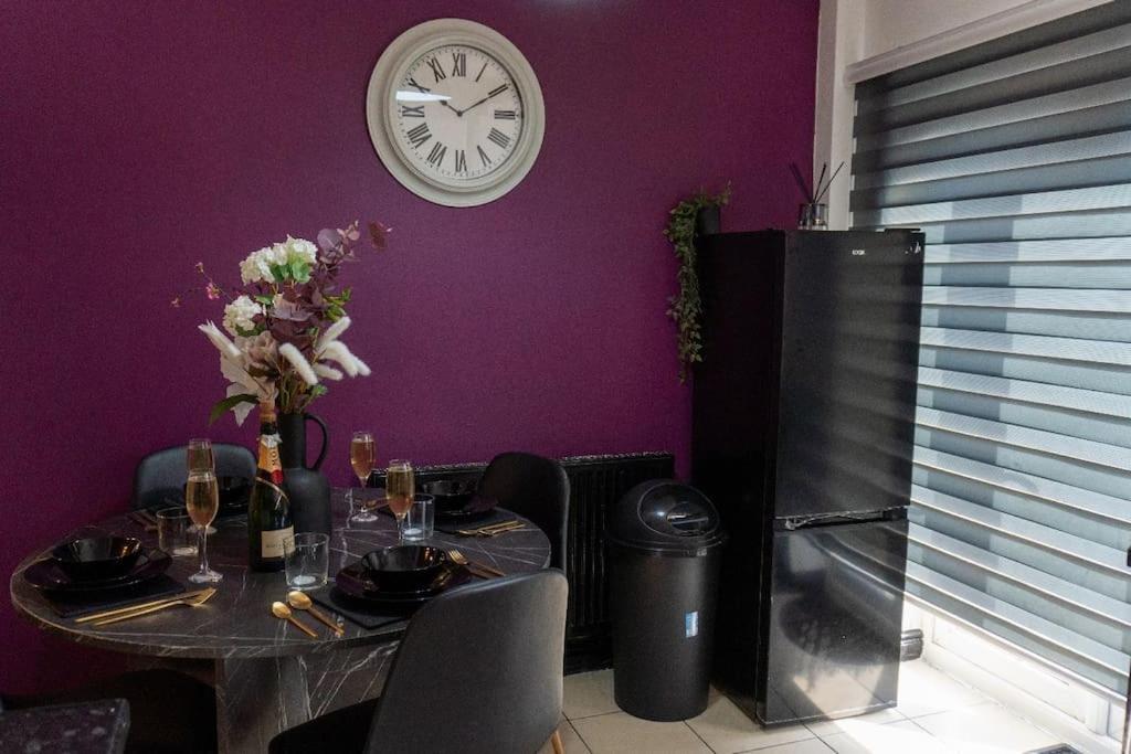 Beautiful House Off-Road Free Parking Villa Farnworth Buitenkant foto