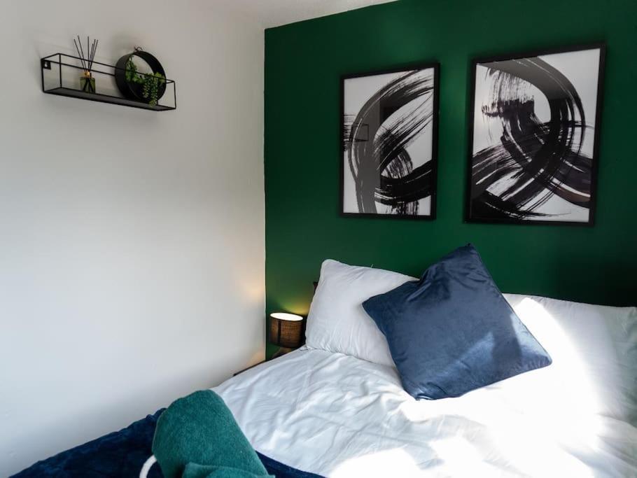 Beautiful House Off-Road Free Parking Villa Farnworth Buitenkant foto
